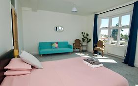 Beautiful Large 3-Bed Coastal Flat With Parking.