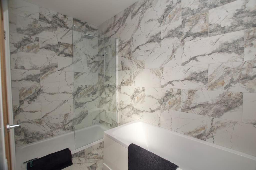 Beautiful Large 3-Bed Coastal Flat With Parking. Apartment Frinton-on-Sea Exterior photo