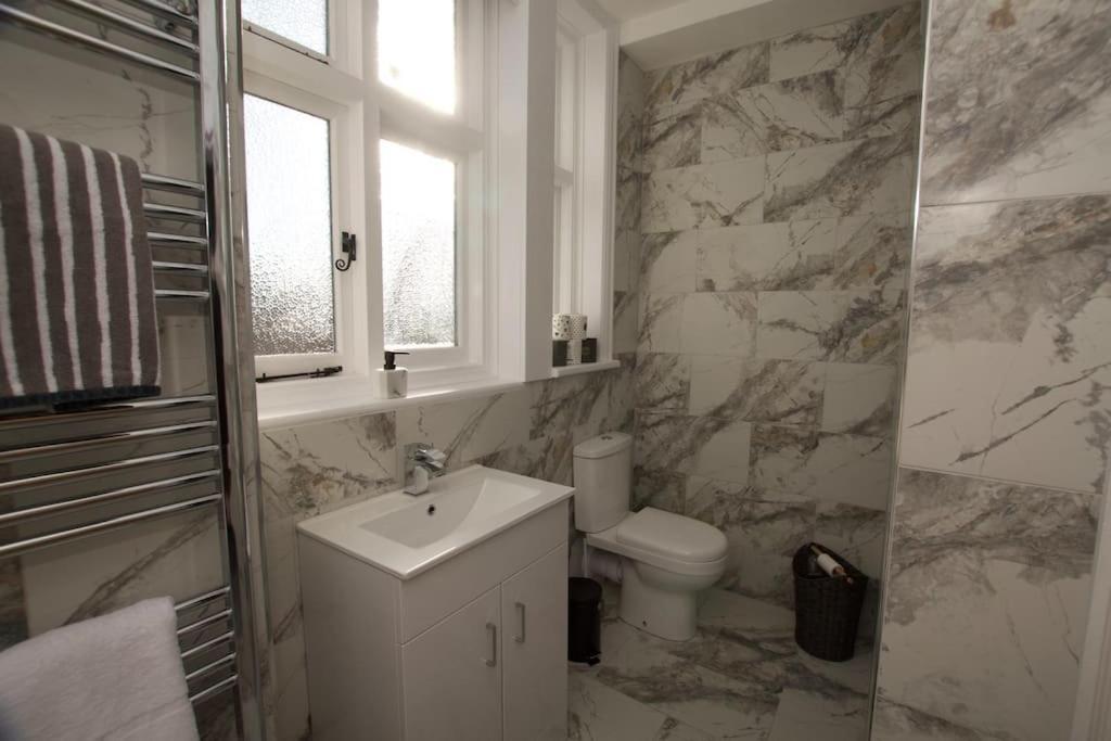 Beautiful Large 3-Bed Coastal Flat With Parking. Apartment Frinton-on-Sea Exterior photo