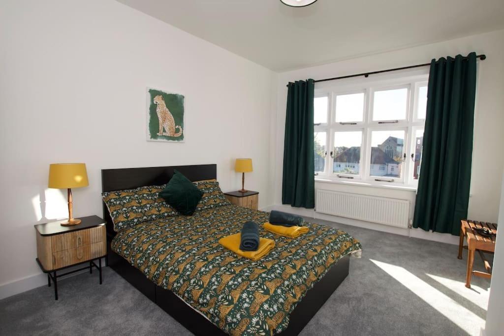 Beautiful Large 3-Bed Coastal Flat With Parking. Apartment Frinton-on-Sea Exterior photo